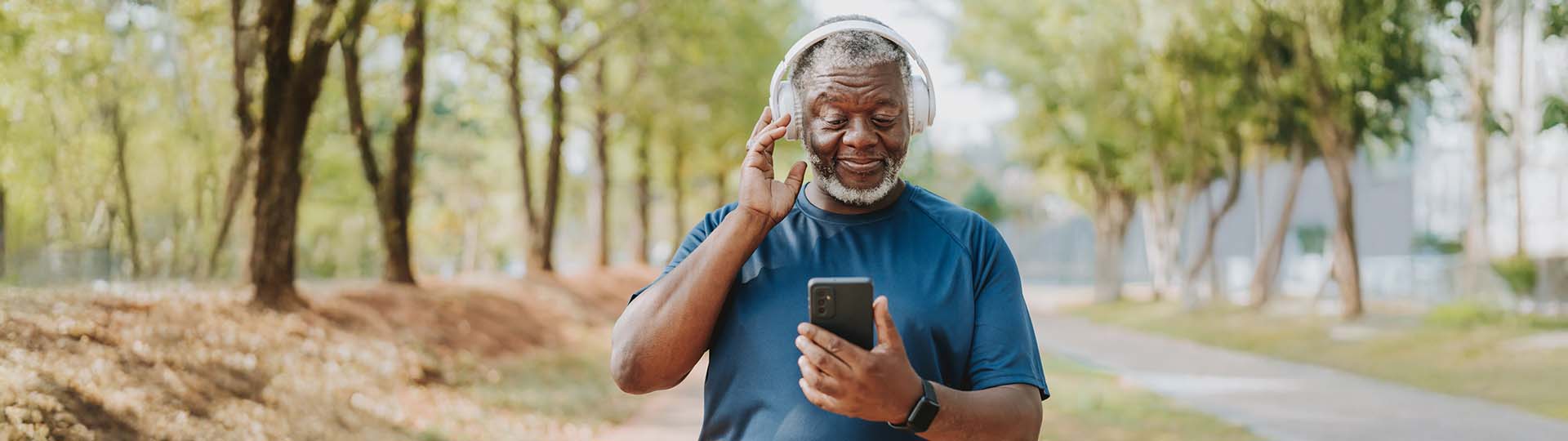 Using headphones while wearing hearing aids outdoors