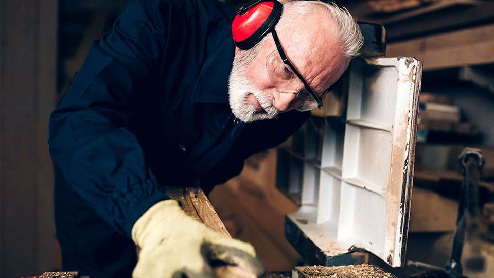 Workplace noise protection using safety gear to reduce the risk of hearing loss in industrial environments