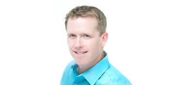 Hearing care professional Tom Kersting wearing a blue shirt