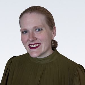 annie hunsaker headshot