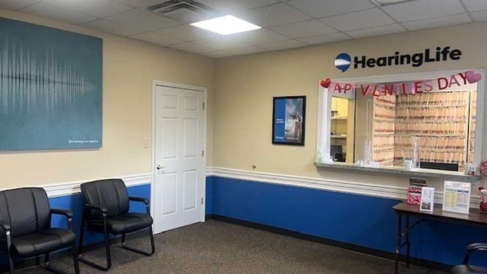 Hearinglife_KY_Louisville_Blankenbaker_Lobby