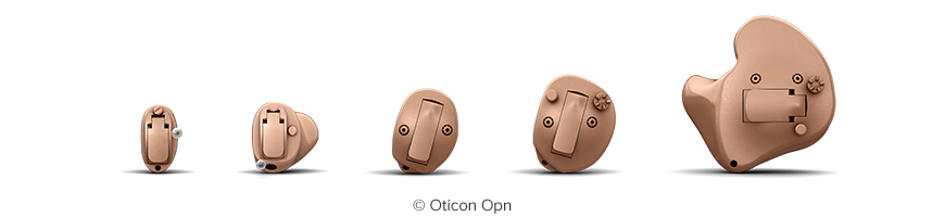 Appareils auditifs intra-auriculaires en rang, présentant différents modèles et tailles.