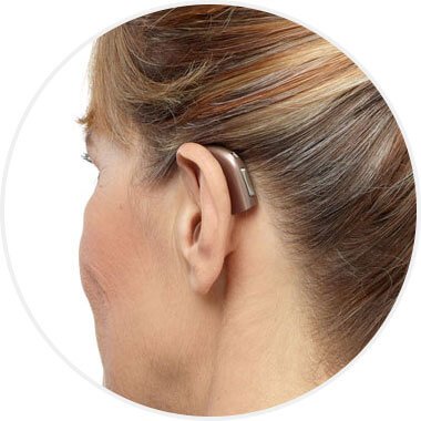 Femme portant un appareil auditif contour d’oreille.