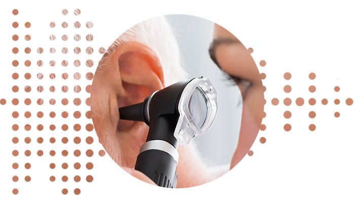 Examen professionnel de l’oreille avec un otoscope.