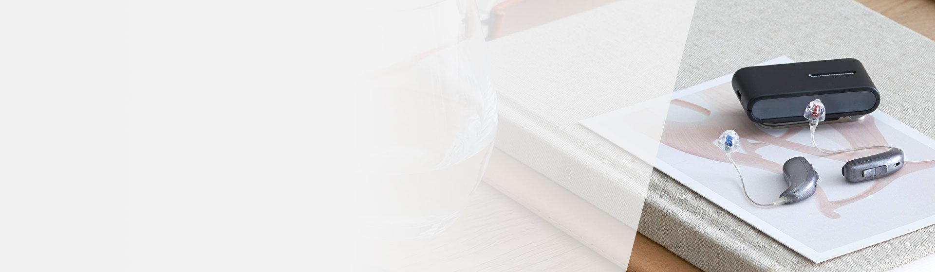 Appareils auditifs et accessoires modernes posés sur une table élégante.