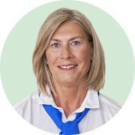 Une personne en chemise blanche et un foulard bleu dans un cadre rond sur fond vert, évoquant un contexte professionnel lié à l’audition.