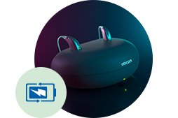 Appareils auditifs rechargeables dans leur station de charge avec icône de batterie